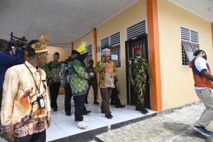 Tinjau bangunan sekolah