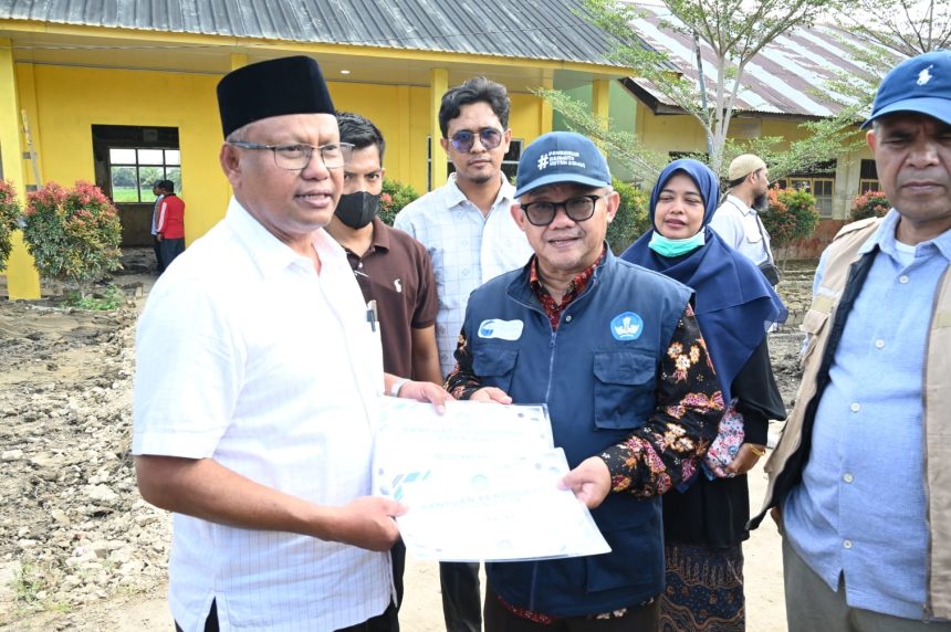 Mendikdasmen abdul Mu'ti meninjau program revitalisasi di daerah terdampak bencana di Aceh Tengah