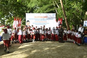 Menteri Pendidikan Dasar dan Menengah Abdul Mu'ti disambut antusias murid di Pulau Arar