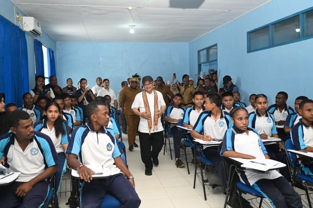 Mendikdasmen, Abdul Mu'ti bertemu para siswa pada acara peresmian hasil Program Revitalisasi Satuan Pendidikan di Kota Sorong, Provinsi Papua Barat Daya, Selasa 26 Mei 2026. Pemerintah memastikan program-program strategis pendidikan dapat menjangkau seluruh daerah tanpa terkecuali.