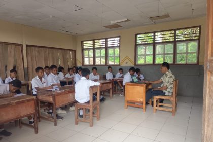 Proses belajar mengajar di SMP Negeri 48 Sa Ate Gaikiu, Kabupaten Sikka, NTT