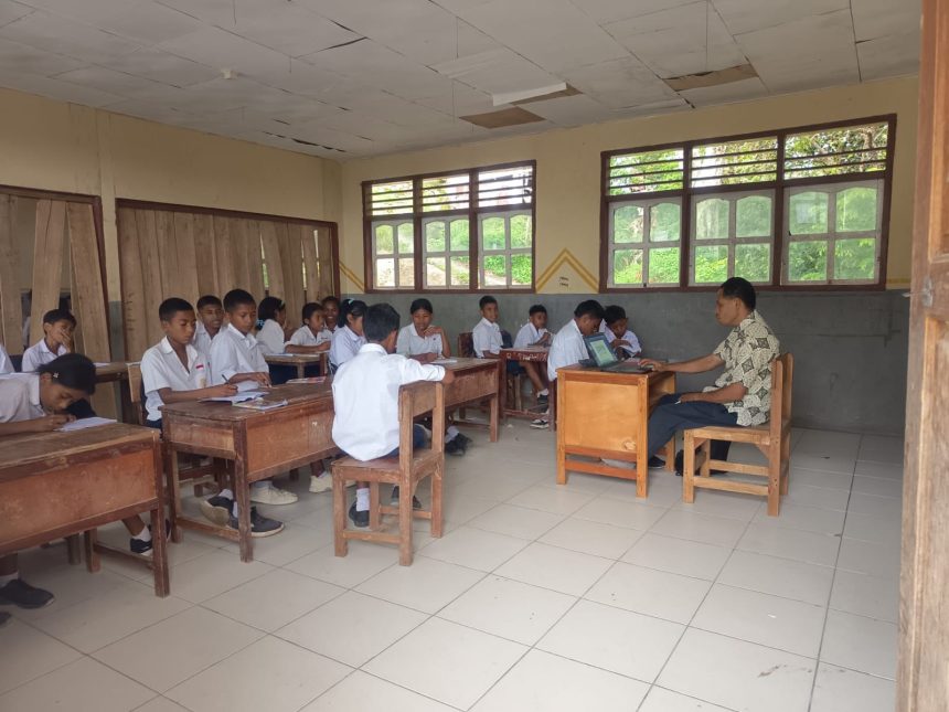 Proses belajar mengajar di SMP Negeri 48 Sa Ate Gaikiu, Kabupaten Sikka, NTT