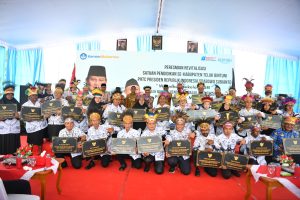 Mendikasmen, Abdul Mu’ti, bersama penerima program revitalisasi satuan pendidikan di Teluk Bintuni