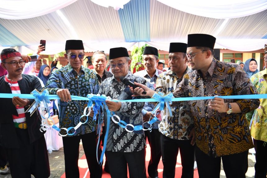 Mendikdasmen Abdul Mu’ti, meresmikan 26 sekolah hasil Revitalisasi Satuan Pendidikan tahun 2025 jenjang TK hingga SMP di Kabupaten Pamekasan, Jawa Timur, Minggu (25/5).