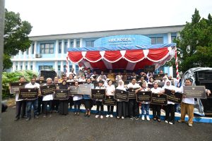Mendikdasmen, Abdul Mu'ti bersama Wali Kota Sorong, Septinus Lobat dan Gubernur Papua Barat Daya, Elisa Kambu berfoto bersama dengan para penerima program Revitalisasi Satuan Pendidikan di Kota Sorong dan Kabupaten Sorong.