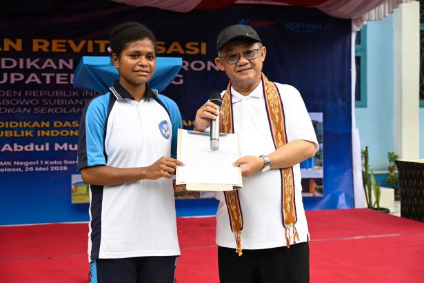 Marlince Yadafat Tunjukkan surat bantuan presiden Prawowo di Papua