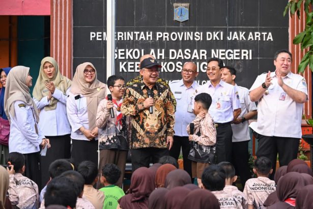 Mendikdasmen Abdul Mu'ti meninjau langsung SDN Kebon Kosong 09 yang berada di kawasan terdampak kebakaran sekaligus menyerahkan bantuan paket perlengkapan sekolah kepada siswa, Rabu 4 Juni 2026