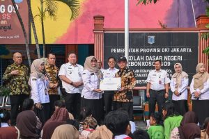Mendikdasmen Abdul Mu'ti menyerahkan santunan kepada guru yang jadi korban kebakaran di kawasan Pasar Jiung, Kemayoran, Jakarta Pusat. , Rabu 3 Juni 2026