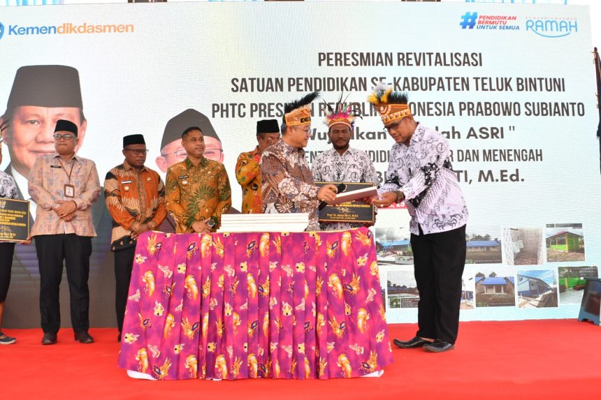 Mendikdasmen, Abdul Mu'ti meresmikan program Revitalisasi Satuan Pendidikan di Teluk Bintuni, Papua Barat. Ada 10 sekolah yang menerima program tahun 2025 ini dan sudha selesai dibangun.