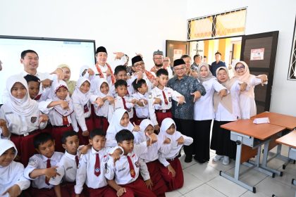 Menko Pratikno didampingi Mendikdasmen, Abdul Mu’ti memantau langsung pelaksanaan revitalisasi di SDN Cimahpar 5, Kota Bogor