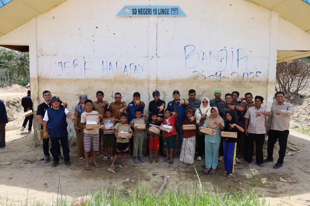 Siswa SDN SDN 10 Linge Kabupaten Aceh Tengah, Provinsi Aceh menerima bantuan perlengkapan sekolah dan sepatu.