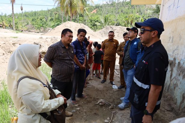 Direktur Jenderal Pendidikan Anak Usia Dini, Pendidikan Dasar, dan Pendidikan Nonformal dan Informal, Gogot Suharwoto meninjau lokasi relokasi untuk SDN 10 Linge Kabupaten Aceh Tengah, Provinsi Aceh. Kemendikdasmen bersama Pemda Aceh Tengah siapkan sekolah baru bagi SDN 10 Linge.