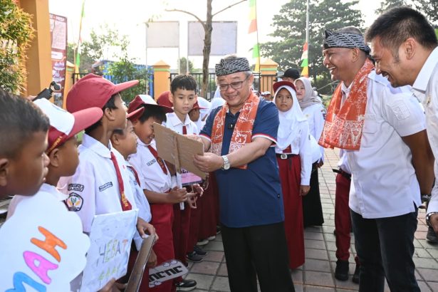 menteri abdul mu'ti berbicang akrab dengan murid SD CImahpar